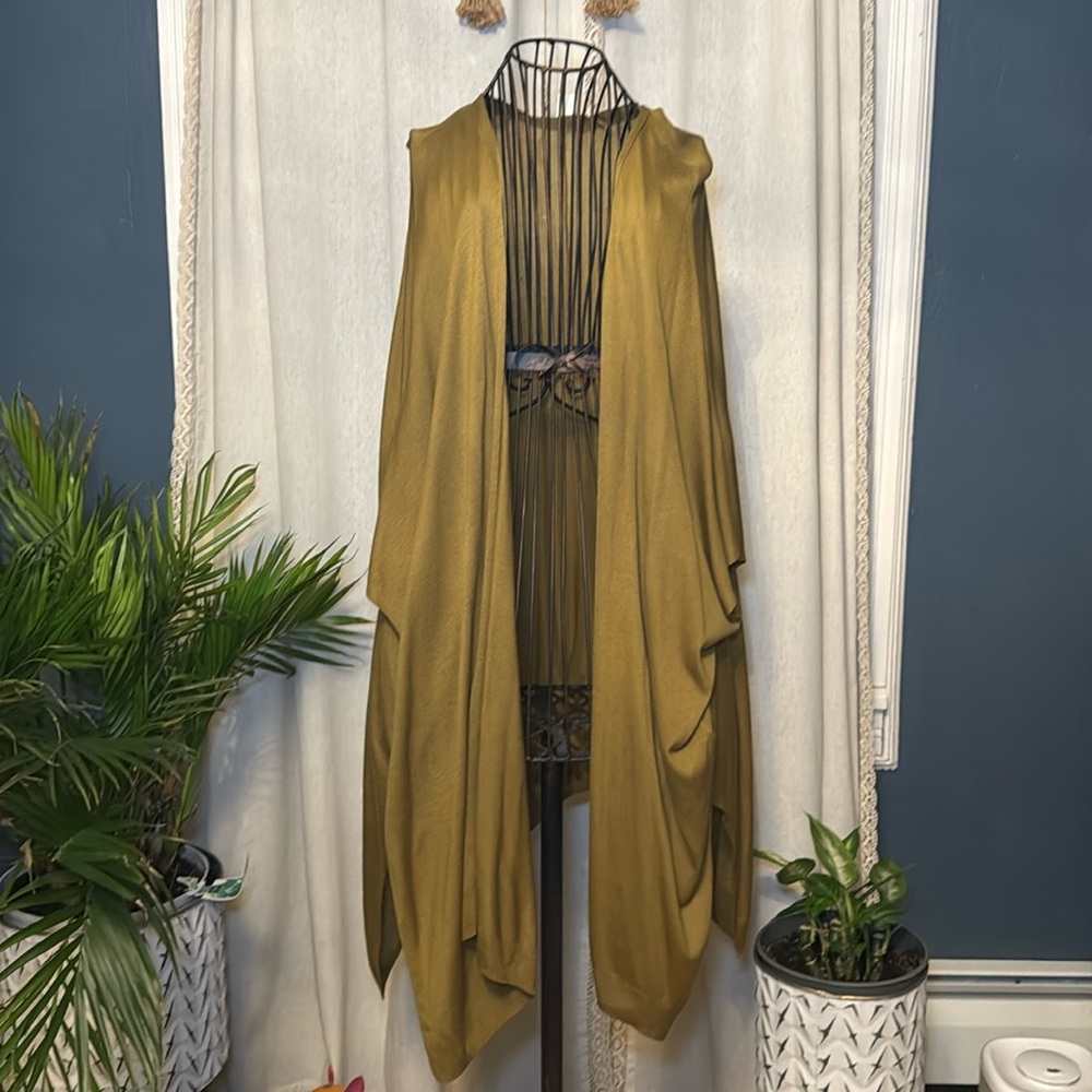 H&M cool cardigan. size XS/X. in great preowned condtion.